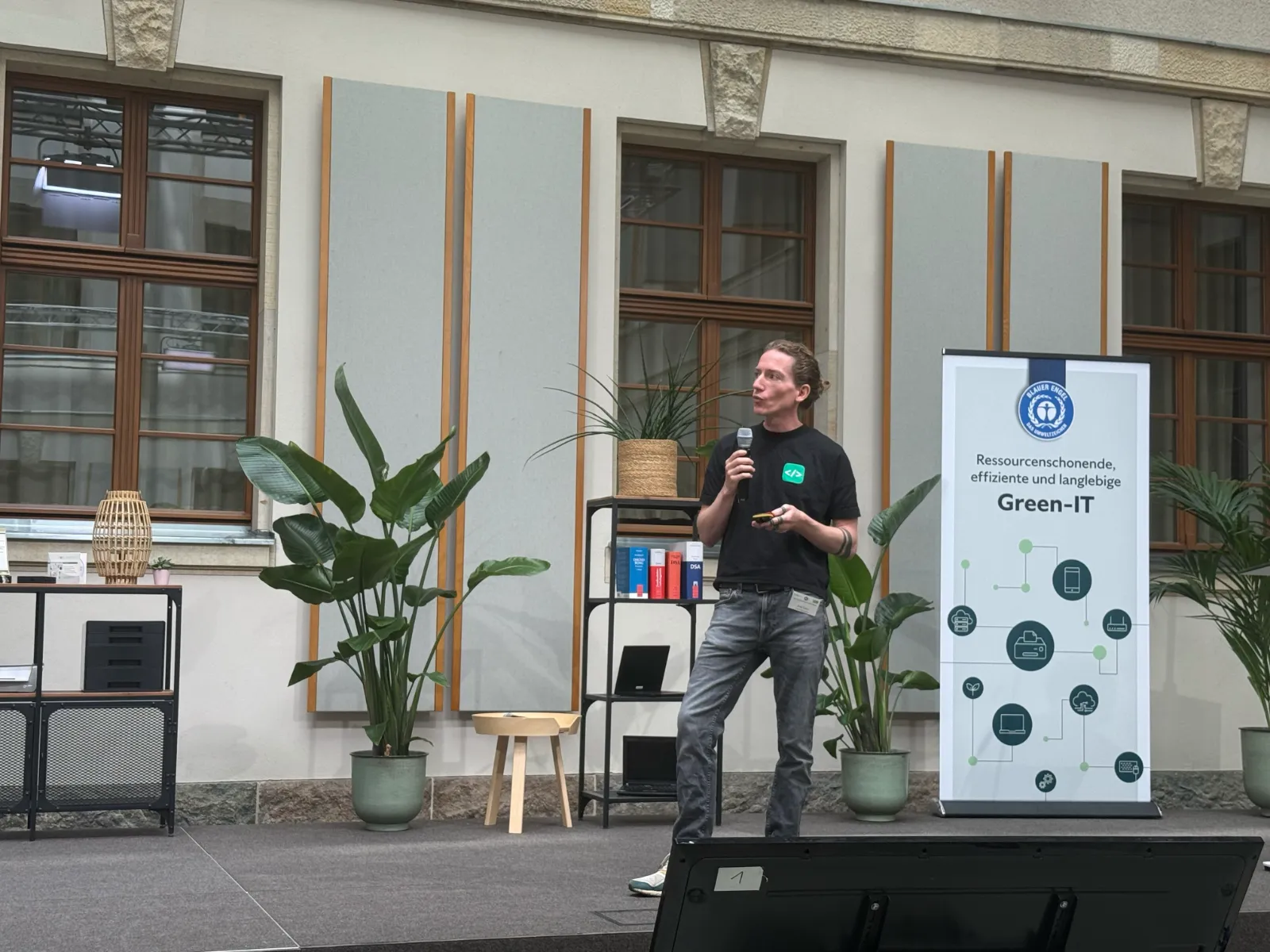 Arne Tarara giving a talk